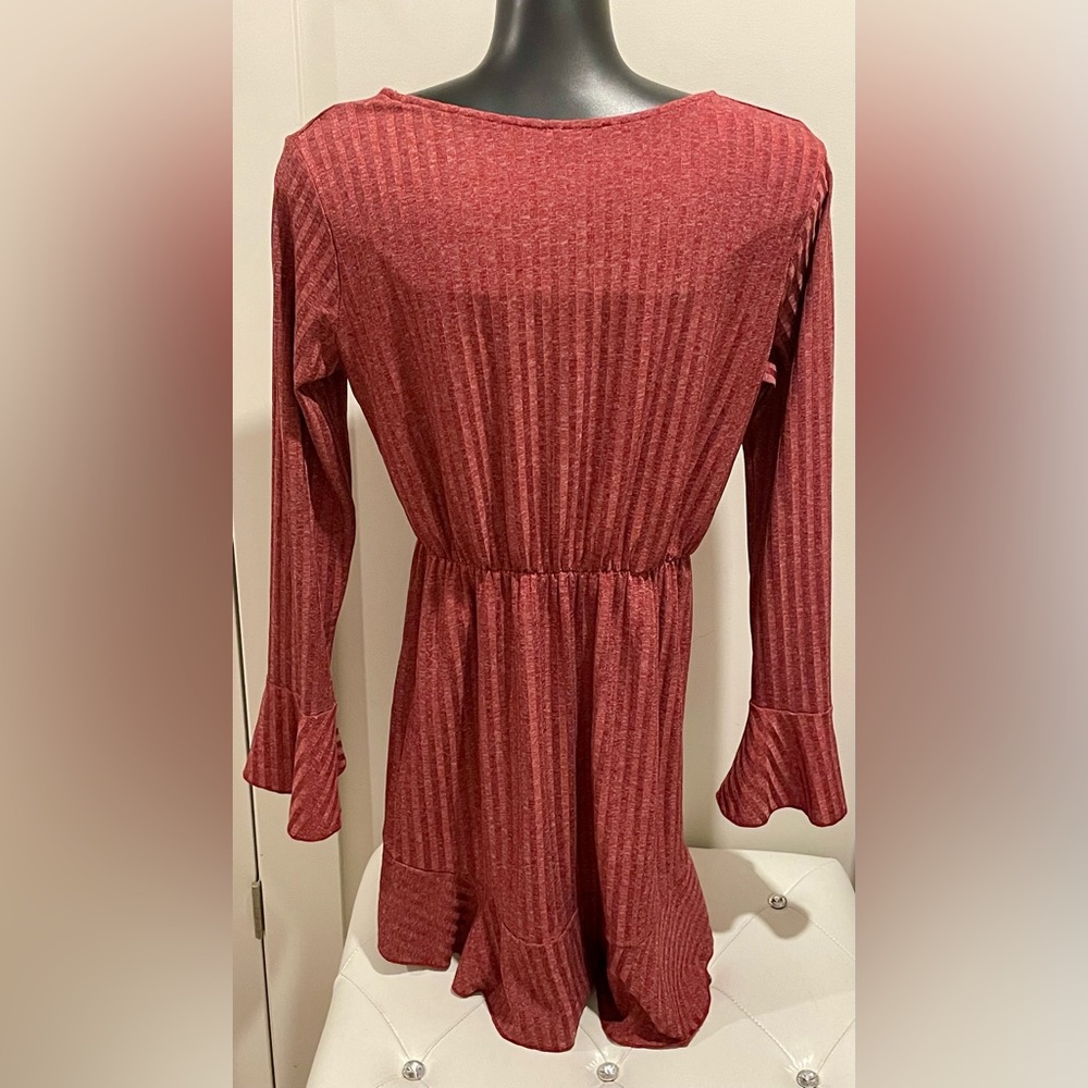 🚨💎 Chic Burgundy Ruffle Dress - Picture 2 of 3